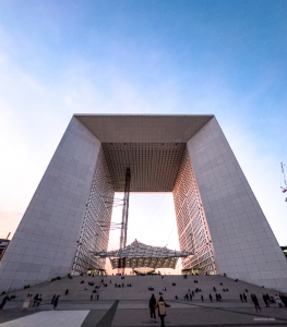 Der monumentale Grande Arche de La Défense am Stadtrand von Paris ist die moderne Version des Arc de Triomphe und das größte Büroviertel in Europa.