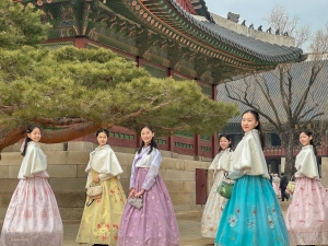 韓國景福宮前，神韻世界藝術團的舞蹈演員們，身著朝鮮民族服裝，化身為古代的韓國女子。