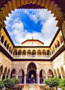 Alcazar w Sewilli, najstarsza wciąż używana rezydencja królewska w Europie, łączy w sobie elementy zarówno kultury islamskiej, jak i chrześcijańskiej.