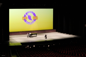 Melodien füllen den leeren Raum, während die Erhu-Virtuosin an ihrer Technik feilt, bevor das Publikum im Palais des Congrès de Paris, in Paris, Frankreich, eintrifft. Wir kommen im Mai für vier weitere Aufführungen zurück!