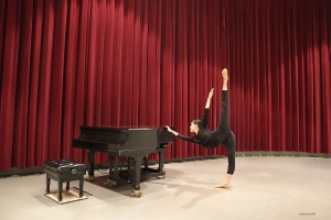 In assenza della pianista, la ballerina Anna Wang cattura la scena e aggiunge il suo tocco di classe, alzando le gambe in un'esuberante dimostrazione di energia