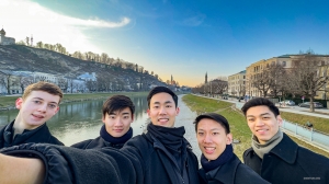 An einem freien Tag erkunden Tänzer die charmanten Straßen von Salzburg und bewundern die Schönheit und Geschichte der Stadt.