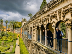 Dansers Felix Sun en Tony Zhao zijn geboeid door de fascinerende geschiedenis en verbluffende architectuur van het Alcazar van Sevilla - een lust voor het oog en de geest!
