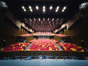 Een blik op de zaal voordat de stroom toeschouwers binnenkomt. 