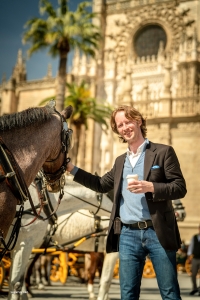 Geluidstechnicus Jacob Wallenberg neemt een pauze van de studio om te genieten van het rustige ritme van de klappende hoeven van een paard. 