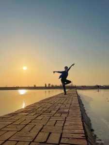 Avec la nature sauvage pour scène et le soleil couchant pour projecteur, Shawn Ren s’adonne à son art au milieu des cristaux de sel scintillants.