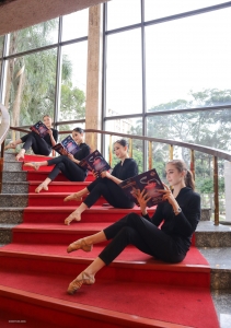 Qui oserait prétendre que les danseuses ne peuvent être à la fois intelligentes et musclées ? Nos danseuses prennent leur lecture au sérieux, même s'il s’agit de leur propre programme !