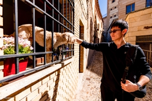 Chi potrebbe resistere a quegli occhi da cucciolo? Mentre passeggiava per le strade di Madrid, il primo ballerino Henry Hung si ferma per dare al suo nuovo amico peloso la meritata attenzione