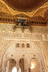Het interieur van Alcazar de Sevilla is een lust voor het oog met zijn ingewikkelde architectonische details en prachtige tegelwerk. 