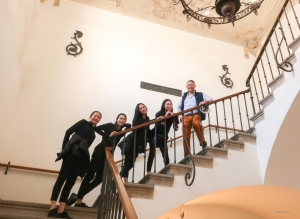 Lo adoriamo! Le ballerine scattano una foto con la loro guida turistica locale