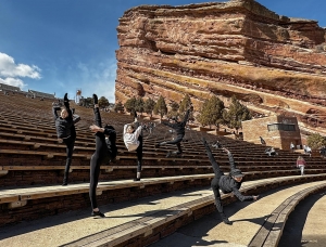 Penari kami bahkan menampilkan beberapa tarian Tiongkok klasik saat mengunjungi tempat-tempat yang indah di Red Rocks Park.