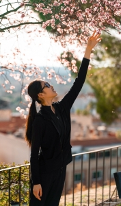 春が来た！季節の花を楽しむプリンシパル・ダンサーのアンナ・ホワン（黃于亭）。