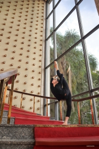 La jambe tenue arrière est une pose caractéristique des danseuses classiques chinoises. Anna Wang en fait ici une démonstration magistrale.