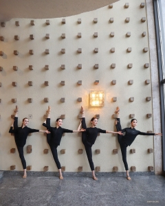 Theater is essentieel voor het culturele erfgoed van Brazilië en deze danseressen kunnen niet wachten om op te treden in het Curitiba Guaíra Theater in Curitiba, Brazilië. 