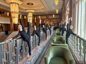 Pendant ce temps, de l'autre côté de l'Atlantique, les danseuses de la Shen Yun New Era Company se réunissent pour travailler leur grand écart debout.