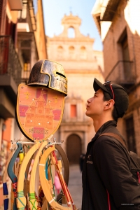 Au milieu des stands de souvenirs de Madrid, le danseur Daniel Sun est attiré par un casque étincelant : aurait-il l’intention de le porter lors de ses prochaines aventures ? 