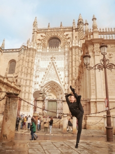 Wenn es darum geht, Ehrfurcht auszudrücken, hält sich die Tänzerin Anna Wang nicht zurück – sie legt noch einen drauf, – in diesem Fall hält sie ihr Bein hoch in einer atemberaubenden Spagat-Pose vor dem Alcázar von Sevilla!