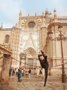 Quando si tratta di esprimere stupore reverenziale, la ballerina Anna Wang non ha remore: alza l’asticella, o in questo caso, alza la gamba in una splendida posa, fuori dall'Alcazar de Sevilla!