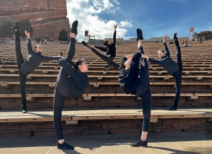 Sie bemühen sich um Harmonie in ihren Bewegungen inmitten des Red Rocks Amphitheaters in Colorado – dem einzigen natürlichen Amphitheater der Welt, das auch akustisch perfekt ist!