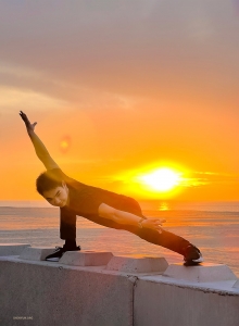 Alors que le soleil commence à descendre sous l'horizon, le danseur Stanley Meng saisit l'occasion pour effectuer une dernière danse.