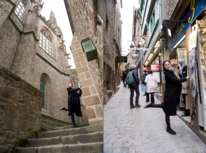 Trên đường đến Tu viện Mont-Saint-Michel, vũ công chính Angela Xiao dừng lại để chiêm ngưỡng những bức tường cổ.