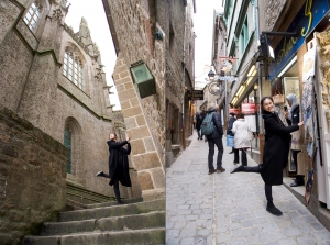 Sulla strada per l'abbazia di Mont-Saint-Michel, la prima ballerina Angela Xiao si ferma ad ammirare le antiche mura.