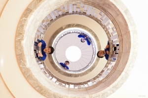 Cet escalier en colimaçon à Las Vegas est une merveille architecturale, ressemblant à une roulette de casino par son design épuré et moderne.