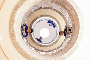 Questa scala a spirale di Las Vegas è una sorprendente meraviglia architettonica, che ricorda un tavolo da roulette nel suo design elegante e moderno.