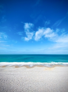 Après avoir marché en descendant tout du long, nous nous trouvons enfin près de la Manche ! Les tons bleus vifs de l'eau et du ciel sont absolument fascinants.