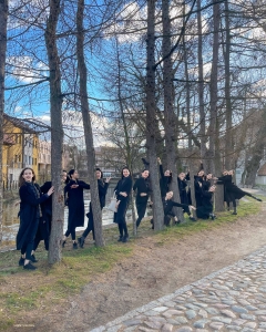 Nos danseuses n'hésitent pas à prendre la pose, où qu'elles soient !