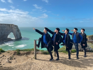 Ces messieurs ont trouvé la pose pour une photo parfaite ! Plus loin, sur la plage de Jambourg, se trouve une formation rocheuse encore plus monumentale, connue sous le nom de Manneporte.