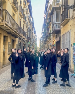 Una cosa che adoriamo fare durante i giorni liberi è esplorare! Qui stiamo passeggiando per le strade di una vecchia città spagnola.