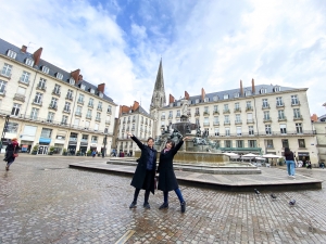 Pianiste Huizhen Chen en erhu-virtuoos Linda Wang vermaken zich uitstekend op de Place Royale in het hart van Nantes, Frankrijk. 