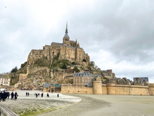 Tu viện Mont-Saint-Michel là một tu viện Benedictine theo phong cách Gothic nằm trên một hòn đảo nhỏ đầy đá.