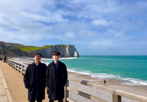 指揮 Chu Yun 和單簧管演奏家 Anderson Huang 享受著海邊的愜意時光。