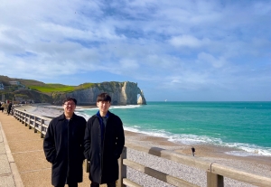 Le chef d'orchestre Chu Yun et le clarinettiste Anderson Huang apprécient leur visite à Étretat. 