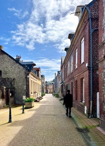 Passando per una strada tranquilla a Etretat.