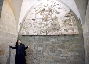 All'interno dell'Abbazia, la prima ballerina Angela Xiao si meraviglia di fronte a questa scultura in rilievo dell'arcangelo Gabriele.