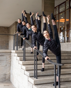 Deze dansers weten dat als het gaat om het volgen van hun dromen, er geen ruimte is voor compromissen. Hier reiken ze naar de hemel, teen voor teen.