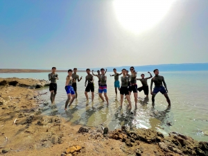 The Dead Sea is also the world's largest natural spa! Its mud, in addition to being fun, is rich in revitalizing minerals and is said to have numerous benefits for the skin.