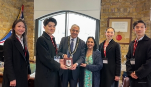 Thị trưởng của London Borough of Southwark, Sunil Chopra, đã mời một số nghệ sĩ đến văn phòng của ông và trao cho họ một tấm bảng và một lá thư cảm ơn họ vì những đóng góp của họ cho nghệ thuật ở Vương quốc Anh.