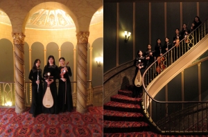 Le luxueux intérieur du hall d'entrée en fait un endroit idéal pour rassembler nos musiciennes et prendre une photo avec leurs instruments.