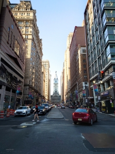 Gli edifici torreggianti del centro di Philadelphia incorniciano l'iconico municipio, il più grande edificio municipale degli Stati Uniti con 700 stanze