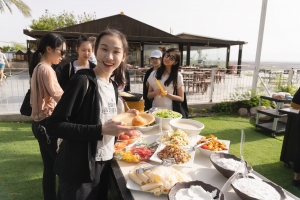 Dancer Fanny Lim is delighted at the sight of the breakfast buffet, overflowing with a variety of delicious treats.