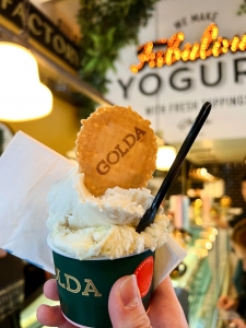 De artiesten konden de verleiding niet weerstaan om heerlijke gelato te proeven van Golda, de grootste Israëlische ijsketen. 
