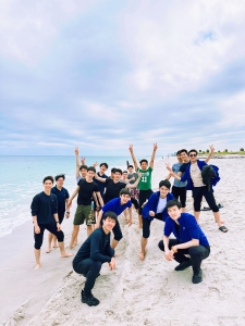 Il n'y a rien de tel que la joie de passer une journée à la plage avec ses amis proches - ces messieurs s'en donnent à cœur joie !