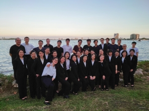 Les musiciens de la Shen Yun North America Company sont ravis de poser pour une photo de groupe harmonieuse prise à Miami.