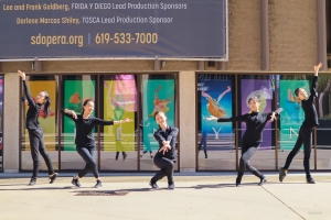 La danza classica cinese è una forma d'arte altamente espressiva e dinamica, caratterizzata da movimenti aggraziati, intricati passi e pose meravigliose che trasmettono valori e storie tradizionali cinesi