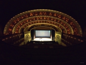 Das schwach beleuchtete Auditorium Theatre in Chicago ist erfüllt von den schönen Klängen der Musik, während der Pianist für die bevorstehende Aufführung probt.