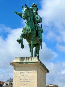 Entre deux représentations à Paris, les artistes ont trouvé le temps d'explorer la charmante ville de Versailles, où ils ont été transportés à l'époque de l'âge d'or de Louis XIV.